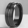 Détail macro d'une bague en titane noir avec finition brossée et rainure centrale polie - Taille 7 / Style Spinner Brossé (18-A-3) / Largeur Standard / Noir
