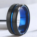 Macro de bague en acier inoxydable noir brossé avec rainure intérieure bleue polie - Taille 7 / Style Spinner Brossé (18-A-4) / Largeur Standard / Bleu Noir