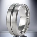 Vue macro détaillée de la bague en acier inoxydable brossé avec rainure foncée - Taille 7 / Style Spinner Brossé (18-A-1) / Largeur Standard / Acier