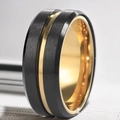 Makroaufnahme von zweifarbigem Herrenring aus Edelstahl mit schwarzem Matt-Finish und Goldband - Größe 6 / Kontrastfarbe gebürsteter Stil (18-A-2) / 8mm / Schwarz & Gold