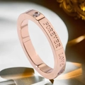 Primer plano de anillo de titanio oro rosa con grabado Forever Love y cristales finos - US 5 / Oro rosa