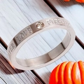 Anillo de plata pulida con grabado Forever Love y circón sobre fondo madera - US 5 / Color Acero