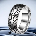 Detailweergave van titaniumstalen ring met industrieel zwart bandenprofielpatroon - Maat 7 / Staalkleur Bandenpatroon (32-B-2) / Staal Kleur Band