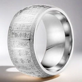 Primer plano de un anillo ancho de acero inoxidable con caracteres chinos grabados - US 7 / Color Acero
