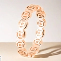 Detalle de anillo de oro rosa con diseño de monedas huecas y acabado muy pulido - US 6 / Oro rosa