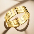 Dettaglio dell'anello in acciaio dorato con motivo a greca traforata stile greco - US 7 / Oro
