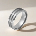 Makro-Detail eines silbernen Titanstahlrings mit zwei parallelen Rillen und poliertem Finish - US 6 / Stahlfarbe