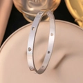 Elegante brazalete plateado con corazones calados en acero pulido para mujer - Brazalete Corazón Calado / Plateado