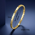 Detalles técnicos de 5mm de ancho y 60mm de diámetro del brazalete de panal en acero dorado - Dorado