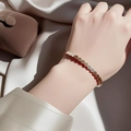 Detalle de una pulsera de panal en oro rosa de acero inoxidable pulido para mujer - Oro rosa