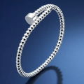 Macro-opname van zilveren kralen nagelarmband met een hooggepolijste afwerking - Gekrald Nagel Stijl (32-D-7) / Zilver