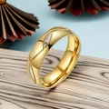 Anello in acciaio al titanio dorato lucido con incisioni aerodinamiche e accenti a goccia - US 12 / Uomo Oro Onda Senza Pietre (1-A-4)