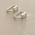 Dettaglio macro di orecchini a cerchio in argento con zirconi cubici rettangolari lucidi - Argento 925 / Argento