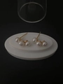 Elegantes pendientes de plata de ley 925 bañados en oro con tres perlas en diseño curvo - Plata 925 / Oro de 18K