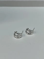 Dettaglio di orecchini in argento sterling 925 con pietra di zirconia quadrata - Argento