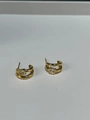 Dettaglio di orecchini in argento 925 dorato con zircone quadrato e doppio anello - Oro