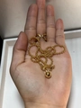 Primer plano de un collar de cuentas de oro de 18 quilates con colgante de esfera - Dorado