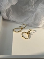 Makroaufnahme von 925 Silber Gold Doppel-Oval-Knoten-Ohrringen mit polierter Oberfläche - Gold