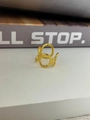 Detailaufnahme des S925 Silberrings mit hohlen Kreisen und eingraviertem Stempel - Gold