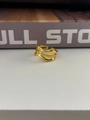 Primer plano de anillo dorado con capas onduladas irregulares y diseño abierto ajustable - Dorado