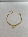Detalle de una pulsera de cadena bañada en oro de 18K con un colgante de corazón abstracto - Dorado