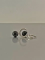 Dettaglio degli orecchini a cerchio in argento S925 con pendenti in onice nero e incisione - Argento