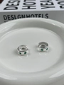 Dettaglio di orecchini a cerchio in argento S925 con pietre di zircone verde a stella - Argento