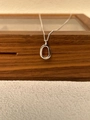 Nahaufnahme einer minimalistischen 925er Sterling Silber Halskette auf einer Schmuckschatulle - Silber