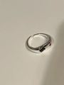 Minimalistischer Ring aus 925er Sterlingsilber mit schwarzen und roten Edelsteinen besetzt - Runder Roter Strass (5064771041458) / Silber