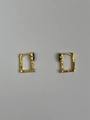 Primer plano de pendientes rectangulares dorados con ónix negro y textura de plata vintage - Dorado