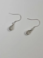 Vue détaillée des boucles d'oreilles goutte en argent avec cristal et crochet classique - Argenté