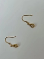Vue détaillée de boucles d'oreilles gouttes avec crochets dorés et cristaux clairs - Doré