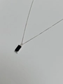 Primo piano di una collana in argento 925 con pendente rettangolare in pietra preziosa nera - Argento