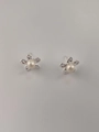 Detalle de los pendientes de flor de plata 925 con una perla blanca central incrustada - Plateado