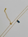 Dettaglio del marchio S925 sulla catena d'oro con pendente in pietra blu - Oro