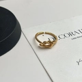 Detailansicht goldener Knotenring mit glatter und spiraliger Textur, verstellbare Form - Gold