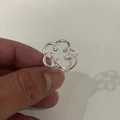 Detailansicht eines unregelmäßig hohlen Blumenrings aus 925er Sterlingsilber - Silber