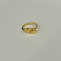 Detailweergave van de S925-stempel op een minimalistische gouden dubbele hart open ring - Goud