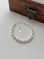Detail von S925 Silberarmband mit matten und polierten Perlen auf einer Holzbox präsentiert - 6MM Silberner Katzenaugenperle