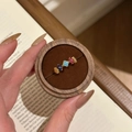 Anillo de plata S925 con pétalos de arco iris coloridos en un joyero de madera - Ajustable / Oro de 18K