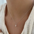 Collar minimalista de plata con colgante de rombo geométrico usado en la clavícula - Plata