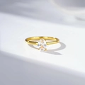 Vista macro dell'anello con diamante rosa ovale 1ct e montatura dorata a quattro griffe - US 5 / Zirconia Bianca (CBJZ572)
