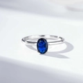 Dettaglio macro dell'anello con gemma blu ovale e classica incastonatura a quattro griffe - US 5 / Argento con zirconia blu (CBJZ570)