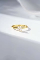 Dettaglio anello con pietra a taglio ovale e montatura minimalista a quattro griffe - US 5 / Oro (Colore D-CBJZ572)