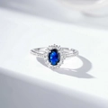 Vue détaillée d'une bague saphir bleu ovale avec halo de diamants et pavé serti - US 5 / Bleu Profond (CBJZ568)