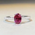 Nahaufnahme eines ovalen Rubinrings mit kleinen Diamanten auf S925 Sterlingsilber - US 5 / Rot (CBJZ254)