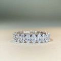 Nahaufnahme eines S925 Sterling Silber Vorsteckrings mit funkelnden Ovalschliff-Steinen - US 5 / Silber (CBJZ122)