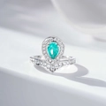 Makroaufnahme eines V-förmigen Silberrings mit birnenförmigem Aquamarin und Zirkon-Besatz - US 5 / Paraiba Blau (CBJZ573)