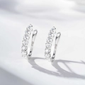 Dettaglio di orecchini a cerchio in argento sterling 925 con pietre Moissanite e marchio S925 - Argento 925 / Argento Platino-MS054