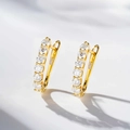 Dettaglio del marchio S925 su orecchini a cerchio huggie placcati in oro - Argento 925 / Oro-MS060